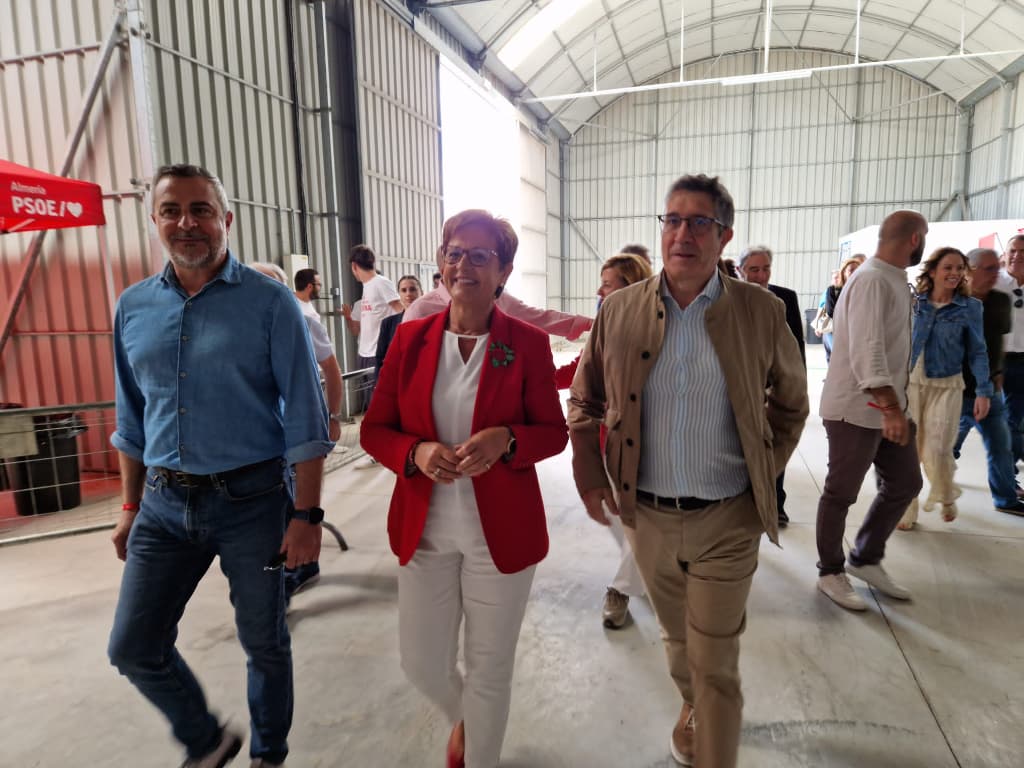 Juan Antonio Lorenzo, Adriana Valverde y Patxi López a su entrada al lugar de celebración de la Fiesta de la Rosa.