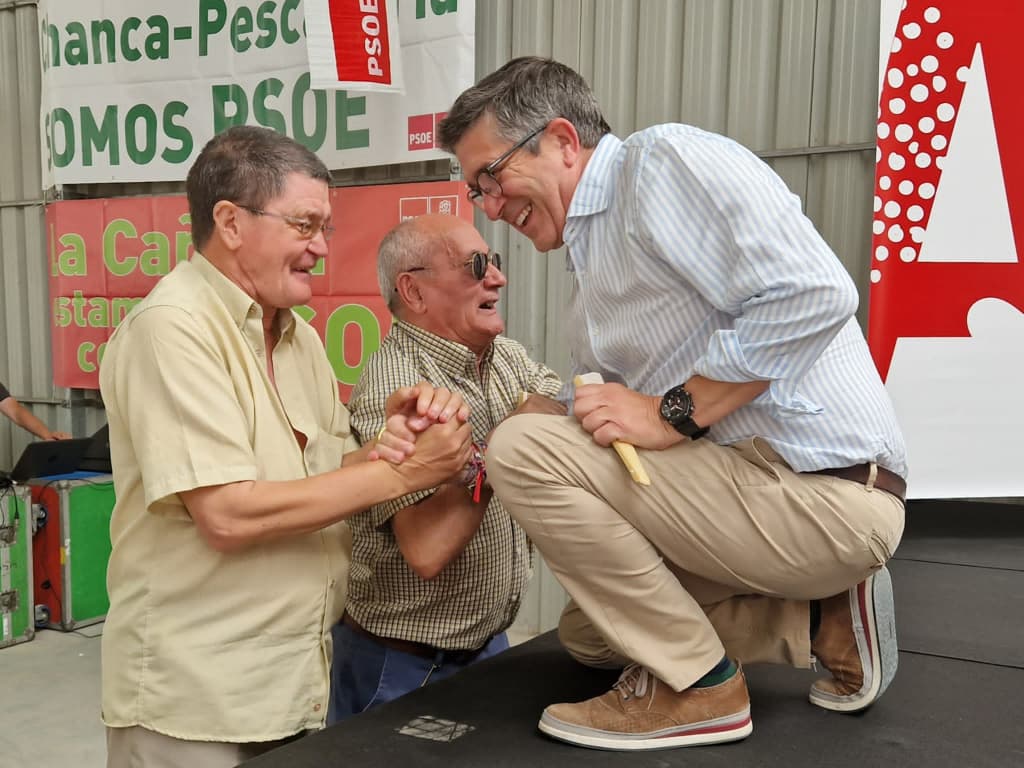 Patxi López saluda a un compañero del partido.