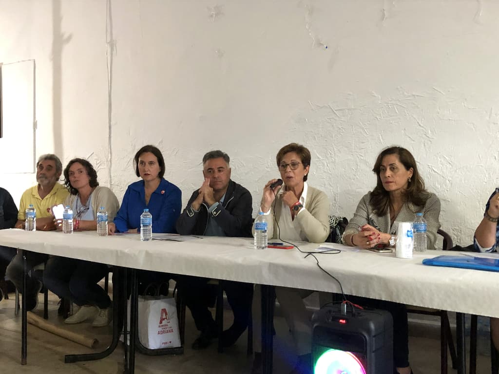 Adriana Valverde interviene ante los vecinos de La Juaida